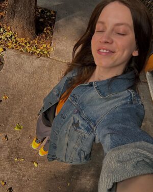 Ana Valeria Becerril Instagram - Me siento como flor de Cempasúchil con mis nuevos Gazelle 💛🧡🎃🌻

@adidasmx 
#creadoconadidas 
#gazelle