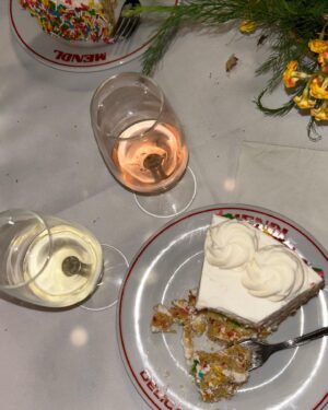 Ana Valeria Becerril Instagram - Cositas dulces y deliciosas 🍰🍯🧋