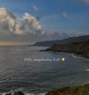 Ana Valeria Becerril Instagram - Yo no me complico, me gusta pasar mi cumpleaños en la punta más cercana al mar, que me revuelquen las olas y que me saquen los pensamientos pesados de encima, llorar los cambios y agradecer lo nuevo.

Gracias a todxs por sus mensajitos y buenos deseos, va de vuelta siempre 🤍