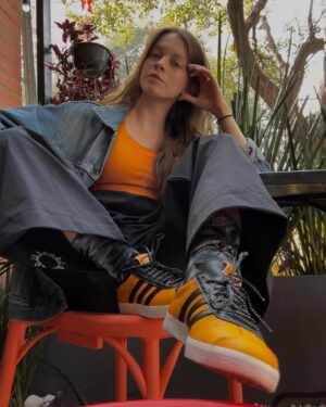Ana Valeria Becerril Instagram - Me siento como flor de Cempasúchil con mis nuevos Gazelle 💛🧡🎃🌻

@adidasmx 
#creadoconadidas 
#gazelle