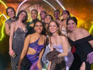 Ana Valeria Becerril Instagram - Ayer fuimos las más felices en @losmetromx Gracias por generar un espacio para celebrar el teatro, a sus creadorxs y el enorme talento que hay en este país. 💛 Reestrenamos @lobasmx este viernes!!! Esa muy corta la temporada, no se vuelvan a quedar fuera! 👀 Vie, sáb y dom @teatromilan_forolucerna Del 1ero al 30 de diciembre (Excepto 24) La liga para comprar sus boletos estará en mi bio. ¡No se la pierdan! 💜🐺