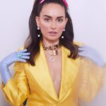 Ana de la Reguera Instagram - Los moños siempre se usan 🤣. Esta sesión de hace como 3 años la amo. Sobre todo porque @__l.u.l.e__ me dejó increíble. Mañana es un año de que no esta aquí y lo extraño un montón. El styling es de mi hijaaaaa @aldorendon con quien estaré en su próximo curso. El siempre adelantado a las tendencias 😂. Usen tendencias cuando no lo son! Ese es mi consejo! Pelo @alfredmkup ❤️❤️❤️❤️ Foto: @olgalaris te mando besotes!!