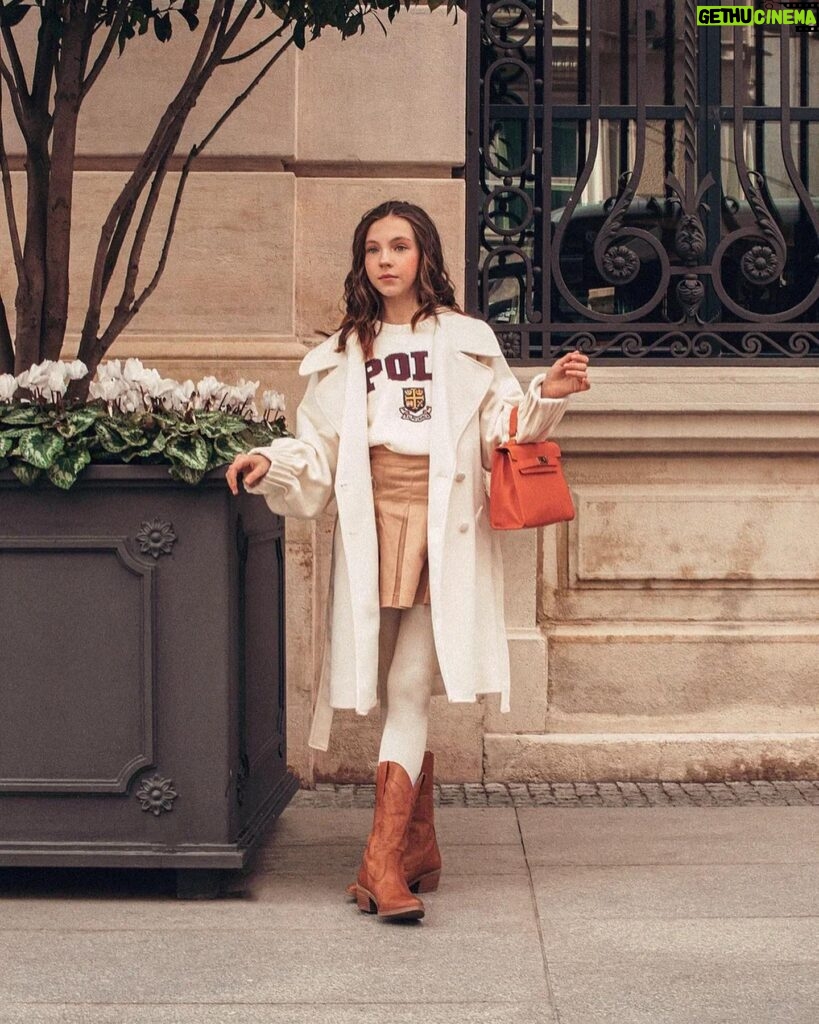 Anastasia Russo Instagram - Winter vibes with @kseniamooon 📸 and @olga.lebedinskaya 💋 wearing @bosanovaoficial shoes and bag, and @funfun_official coat 🤍