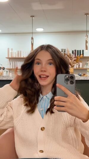 Anastasia Russo Instagram - that’s me! 🥹 thank you for the awesome beauty party @rigatperruquers 🩷