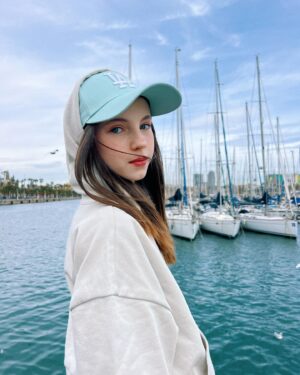 Anastasia Russo Instagram - express trip to Barcelona in my @neweraeurope outfit 🤎✌🏼