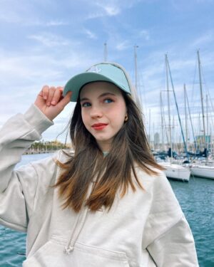 Anastasia Russo Instagram - express trip to Barcelona in my @neweraeurope outfit 🤎✌🏼