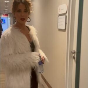 Andréia Horta Instagram - Levei muitos anos para ter coragem de fazer isso que fiz no Altas Horas. Pode parecer bobagem pra quem está de fora mas minha garganta travava, minhas mãos suavam e eu tinha vontade de chorar toda vez que eu tentava, me desesperava, era medo e desejo ardendo. Dia desses decidi que sim por um dia. O que vai ao ar nesse sábado tem meu coração galopando, tem uma mulher com a cara queimando de verdade e alegria e sobretudo coragem consigo mesma. A gente vai se construindo com o tempo, vai se conhecendo. Falo sério quando digo que aos 40 sou mais eu pra sempre. Mais nem aí pra quem não quer meu bem, mais feliz, sou minha. Sucesso e fracasso tem outros sentidos hoje, um não me engana e o outro não me humilha e isso sim é a glória!!! Hahahahaha!!! Vida loka!!! 🔥 obrigada @brunacaram @samuel_deassis @emanuellearaujo @serginhogroisman @fernandathompson por não me deixarem desistir. Obrigada @marianaximenes que me emprestou o brinco e esse casaco belérrimo e @karenbrusttolin que me emprestou a calça e a bota! E a falange que me acompanha sempre. Ver todas as mulheres que estavam nesse programa com suas luzes acesas foi realmente especial!!! ❤️‍🔥