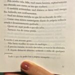 Andréia Horta Instagram - 🌋 O coração do dano. María Negroni. Porque também existem mães que são assim. Esses dias li um texto tão forte na @revistatpm de uma filha que decidiu parar de falar com a mãe depois de um longo processo de entendimento de que aquela relação não fazia bem a ela, a filha. Esse livro que estou lendo fala disso, de uma relação tóxica de mãe com a filha. Você certamente conhece alguém que tenha relações assim. É triste mas existe demais né?