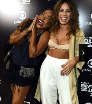 Andréia Horta Instagram - Essa semana teve festa forte de aniversário de 25 anos da @globofilmes e do @canalbrasil canal que me deu voz, confiou no que penso e acredito onde desde 2018 apresento o País do Cinema, esse programa que tanto nos ensina escutando os realizadores do nosso cinema. Canal Brasil é casa do Cinema Brasileiro. Amo aquelas pessoas! Uma maravilha de festa onde encontramos nossos parceiros dessa vida!!! E ontem meu grande amor @jardsmacale fez um show phoda de seu novo disco! Macalé e sua paixão em cena sempre me acendem o fogo glorioso!!! Tudo isso no melhor lugar @circovoador ❤️‍🔥