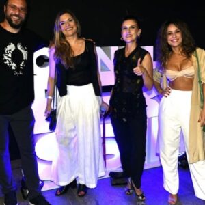 Andréia Horta Instagram - Essa semana teve festa forte de aniversário de 25 anos da @globofilmes e do @canalbrasil canal que me deu voz, confiou no que penso e acredito onde desde 2018 apresento o País do Cinema, esse programa que tanto nos ensina escutando os realizadores do nosso cinema. Canal Brasil é casa do Cinema Brasileiro. Amo aquelas pessoas! Uma maravilha de festa onde encontramos nossos parceiros dessa vida!!! E ontem meu grande amor @jardsmacale fez um show phoda de seu novo disco! Macalé e sua paixão em cena sempre me acendem o fogo glorioso!!! Tudo isso no melhor lugar @circovoador ❤️‍🔥