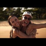 Andréia Horta Instagram - Hoje é aniversário de @deborafalabellaoficial , te desejo o melhor dessa vida! Te admiro muito! Amo falar sobre tudo contigo, nossa troca literária, cafezinho, drink, mergulho, ensaio, almoço, janta, pão de queijo, gargalhadas. Você sempre sabe quem eu vou acertar no Quem sou eu! E dou muito valor a isso 😂. Estou aqui contigo, vibrando sempre. Das minhas grandes alegrias nossa amizade e meu amor por você! Amor bom é esse que a gente é feliz por sentir, que é recíproco, que a troca é honesta, valiosa! Sou sua, amiguinha. 🩵💐