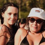 Andréia Horta Instagram - Hoje é aniversário de @deborafalabellaoficial , te desejo o melhor dessa vida! Te admiro muito! Amo falar sobre tudo contigo, nossa troca literária, cafezinho, drink, mergulho, ensaio, almoço, janta, pão de queijo, gargalhadas. Você sempre sabe quem eu vou acertar no Quem sou eu! E dou muito valor a isso 😂. Estou aqui contigo, vibrando sempre. Das minhas grandes alegrias nossa amizade e meu amor por você! Amor bom é esse que a gente é feliz por sentir, que é recíproco, que a troca é honesta, valiosa! Sou sua, amiguinha. 🩵💐