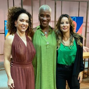 Andréia Horta Instagram - Sexta feira agora às 16hs estaremos no programa Sem Censura em homenagem  a Elis Regina. Só gente querida @lailagarin @nelsonmotta @cissaguimaraes @afabianepereira @claudiaelizeu @carvalho5028 . Que maravilha encontrar essa turma pra falar de Elis!!! 💚💐