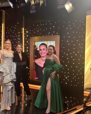 Andréia Horta Instagram - Que alegria ser a comentarista do Oscar 2024!!! Agradeço imensamente a turma da @streammaxbr por sempre me confiarem grandes desafios. Transmitir um evento como o Oscar não é fácil, tudo pode acontecer lá e cá e ontem a transmissão falhou em alguns momentos e estávamos ao vivo e com um time de craques por trás das câmeras concentradíssimos fazendo tudo funcionar! Tiro meu chapéu! Muito obrigada pela recepção carinhosa  de @aanafurtado @alinediniz @caropita Foi um prazer estar lá com vocês!!! Obrigada @fernandathompson parceira o tempo todo nessa missão. 
Styling @julianoezuel
Look@emporioarmani
@ovni_saopaulo
Joias @andreacontioficial
Sapatos @aquazzura
@cidadejardimshopping