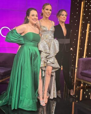 Andréia Horta Instagram - Que alegria ser a comentarista do Oscar 2024!!! Agradeço imensamente a turma da @streammaxbr por sempre me confiarem grandes desafios. Transmitir um evento como o Oscar não é fácil, tudo pode acontecer lá e cá e ontem a transmissão falhou em alguns momentos e estávamos ao vivo e com um time de craques por trás das câmeras concentradíssimos fazendo tudo funcionar! Tiro meu chapéu! Muito obrigada pela recepção carinhosa  de @aanafurtado @alinediniz @caropita Foi um prazer estar lá com vocês!!! Obrigada @fernandathompson parceira o tempo todo nessa missão. 
Styling @julianoezuel
Look@emporioarmani
@ovni_saopaulo
Joias @andreacontioficial
Sapatos @aquazzura
@cidadejardimshopping