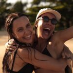 Andréia Horta Instagram - As Minas Gerais. Falabella, meu amor, minha amiga, minha admiração profunda. Nossas férias em família! 🩵🌿☀️🤸‍♀️ @deborafalabellaoficial