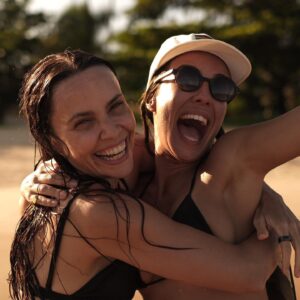 Andréia Horta Instagram - As Minas Gerais. Falabella, meu amor, minha amiga, minha admiração profunda. Nossas férias em família! 🩵🌿☀️🤸‍♀️ @deborafalabellaoficial