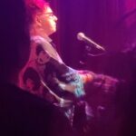 Andréia Horta Instagram - Ontem eu vi de perto um vulcão 🌋. Ontem a lava dela me despertou. Ontem eu encontrei uma força da qual jamais me esquecerei. Ontem eu vi e escutei Cida Moreira minha musa punk, única e magnífica. Ontem eu chorei de beleza diante da arte dela. A arte dela!!! @cidamoreiraoficial 🩵💐 Você conhece? Se não conhece, escute essa maravilha!!!