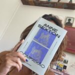 Andréia Horta Instagram - Estou gamada! Todinha só pensando nela. Paixão avassaladora que vira amor que não sai. Que poeta! A palavra vem do fundo da sombra e de dentro da luz. @relicarioedicoes Obrigada @brunabeber_ 🩵🍃👏