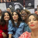 Andréia Horta Instagram - Dos momentos mais lindos da vida ver @caetanoveloso e @mariabethaniaoficial cantando na minha frente no @caldeiraocommion ao lado de amigas tão amadas, tanta gente querida. Os dois irmãos que tanto me emocionam, e que são parte da minha vida. Me emocionei tanto de uma alegria tão viva! Que força eles exercem sobre mim! Bethania uma referência como intérprete, Caetano um amor em mim que não sei nem falar, meu país mais amado.