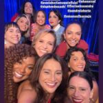 Andréia Horta Instagram - Dos momentos mais lindos da vida ver @caetanoveloso e @mariabethaniaoficial cantando na minha frente no @caldeiraocommion ao lado de amigas tão amadas, tanta gente querida. Os dois irmãos que tanto me emocionam, e que são parte da minha vida. Me emocionei tanto de uma alegria tão viva! Que força eles exercem sobre mim! Bethania uma referência como intérprete, Caetano um amor em mim que não sei nem falar, meu país mais amado.