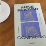 Andréia Horta Instagram - Estou gamada! Todinha só pensando nela. Paixão avassaladora que vira amor que não sai. Que poeta! A palavra vem do fundo da sombra e de dentro da luz. @relicarioedicoes Obrigada @brunabeber_ 🩵🍃👏