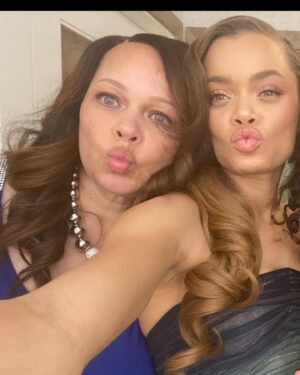 Andra Day Instagram - Selfies with my fave! Was moved to tears seeing my mom receive this award because I realized it doesn’t happen enough, and she has a hard time receiving any type of recognition. Thank you @momhonors for recognizing the realest most beautiful woman in the world to me. Matthew 5:14-15
You are the brightest light Ma 💜🙏🏽💜 also y’all go pick up her children’s book “I Hear the Wind Blow and Wonder” by D.A Batie 🙏🏽💕 so proud of her.