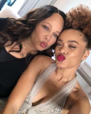 Andra Day Instagram - Selfies with my fave! Was moved to tears seeing my mom receive this award because I realized it doesn’t happen enough, and she has a hard time receiving any type of recognition. Thank you @momhonors for recognizing the realest most beautiful woman in the world to me. Matthew 5:14-15
You are the brightest light Ma 💜🙏🏽💜 also y’all go pick up her children’s book “I Hear the Wind Blow and Wonder” by D.A Batie 🙏🏽💕 so proud of her.