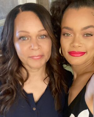 Andra Day Instagram - Selfies with my fave! Was moved to tears seeing my mom receive this award because I realized it doesn’t happen enough, and she has a hard time receiving any type of recognition. Thank you @momhonors for recognizing the realest most beautiful woman in the world to me. Matthew 5:14-15
You are the brightest light Ma 💜🙏🏽💜 also y’all go pick up her children’s book “I Hear the Wind Blow and Wonder” by D.A Batie 🙏🏽💕 so proud of her.