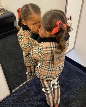 Andra Day Instagram - lol I think she feelin it 💛🥰…
last pose on @naomi 👌🏽😂 
#niece #blessin 🙏🏽