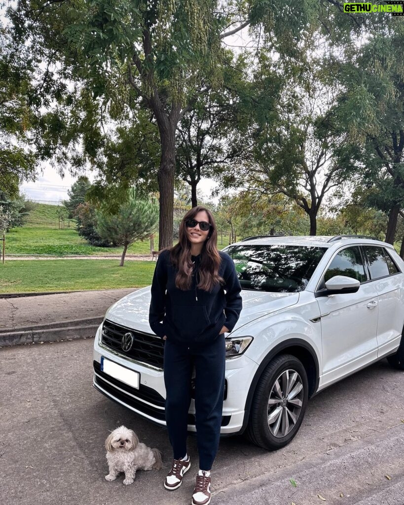 Andrea Duro Instagram - Canela y yo tenemos nuevo compañero de aventuras 🚘 sin permanencia, sin límite de kilometraje y con todo incluido gracias a @astaramove Yo estoy feliz ❤️