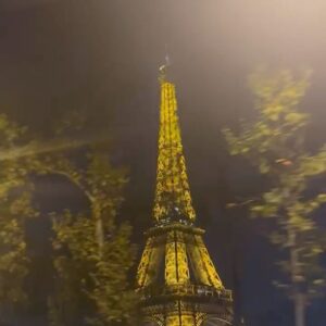 Andrea Duro Instagram - Bonjour Paris ❤️

📸 @_javimata