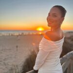 Andrea Duro Instagram - 🌅 La segunda foto también es de este verano 😂 Una revista que debió recibir como 50 fotos, decidió que esa era la mejor para poner… y a ver, creo que que os merecíais verla así no tenéis que invertir dinero en revistas malucas del corazón 🤟🏼😂
