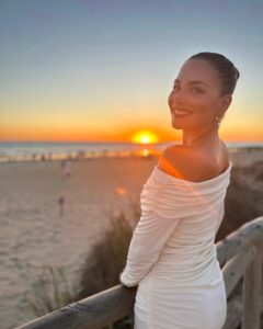 Andrea Duro Instagram - 🌅 La segunda foto también es de este verano 😂 Una revista que debió recibir como 50 fotos, decidió que esa era la mejor para poner… y a ver, creo que que os merecíais verla así no tenéis que invertir dinero en revistas malucas del corazón 🤟🏼😂