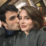 Andrea Duro Instagram - Últimos días 🩷 1. Haciéndome al pelito de Ana ( mi personaje en “La Favorita 1922” ). 2. Un día de auténticos locos @diverxo @dabizdiverxo 3. Nuevo proyecto que me hace muy feliz 🥹. 4. Mis amigos 🎉❤️‍🔥. 5. Con un tío majo @alegalan96
