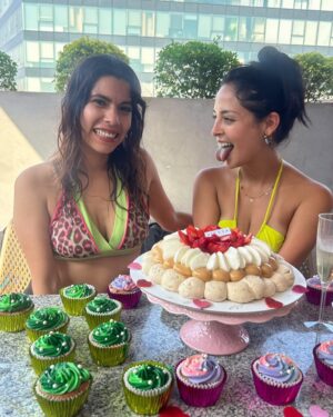 Andrea Luna Instagram - Es mi cumple 🎉🎂😍 🎭
Estoy feliz 🙃 

Ayer la pasé con la hermosa @susangreenoficial 
Cupcakes de @choco.deli20 😍
