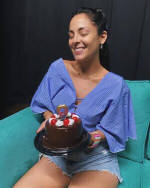Andrea Luna Instagram - Es mi cumple 🎉🎂😍 🎭
Estoy feliz 🙃 

Ayer la pasé con la hermosa @susangreenoficial 
Cupcakes de @choco.deli20 😍