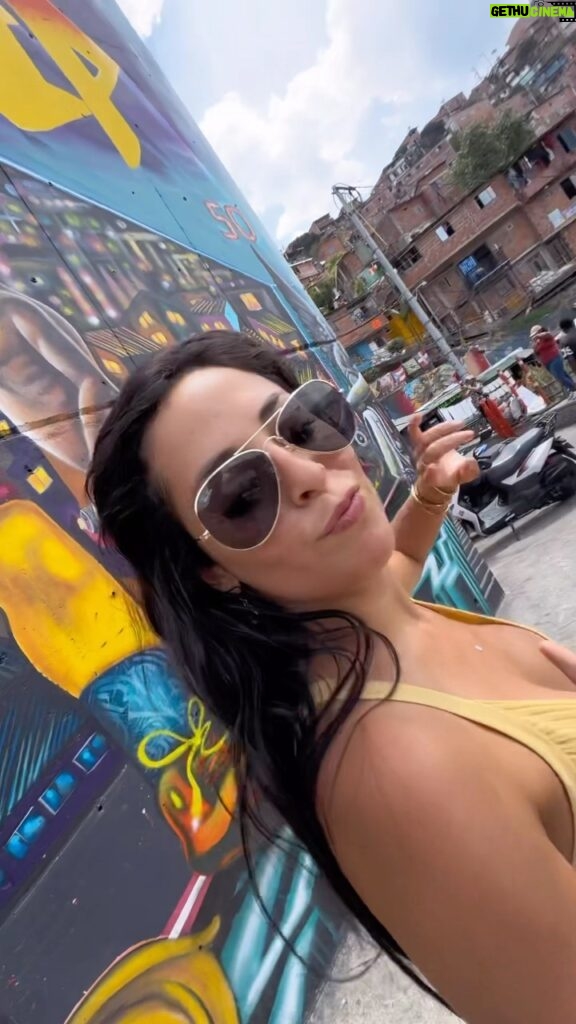 Andrea Luna Instagram - Comuna 13 mamiii 🇨🇴🇨🇴 Medellín bonito 🤩