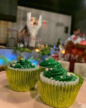 Andrea Luna Instagram - Es mi cumple 🎉🎂😍 🎭
Estoy feliz 🙃 

Ayer la pasé con la hermosa @susangreenoficial 
Cupcakes de @choco.deli20 😍