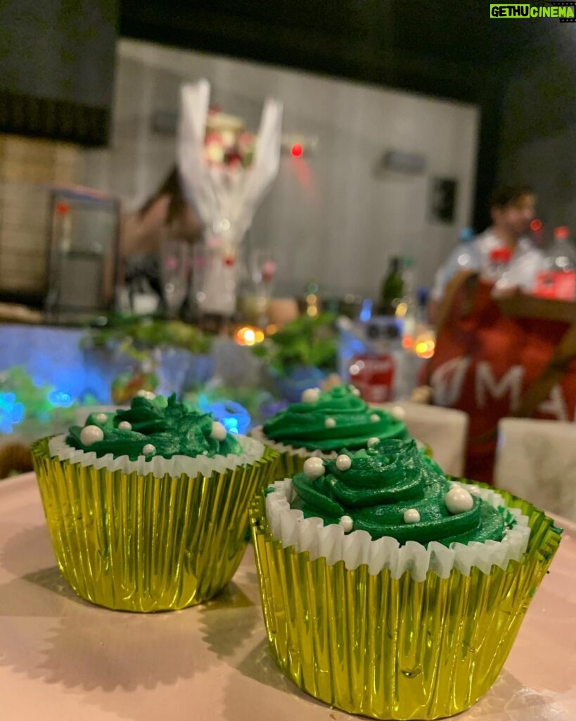 Andrea Luna Instagram - Es mi cumple 🎉🎂😍 🎭 Estoy feliz 🙃 Ayer la pasé con la hermosa @susangreenoficial Cupcakes de @choco.deli20 😍