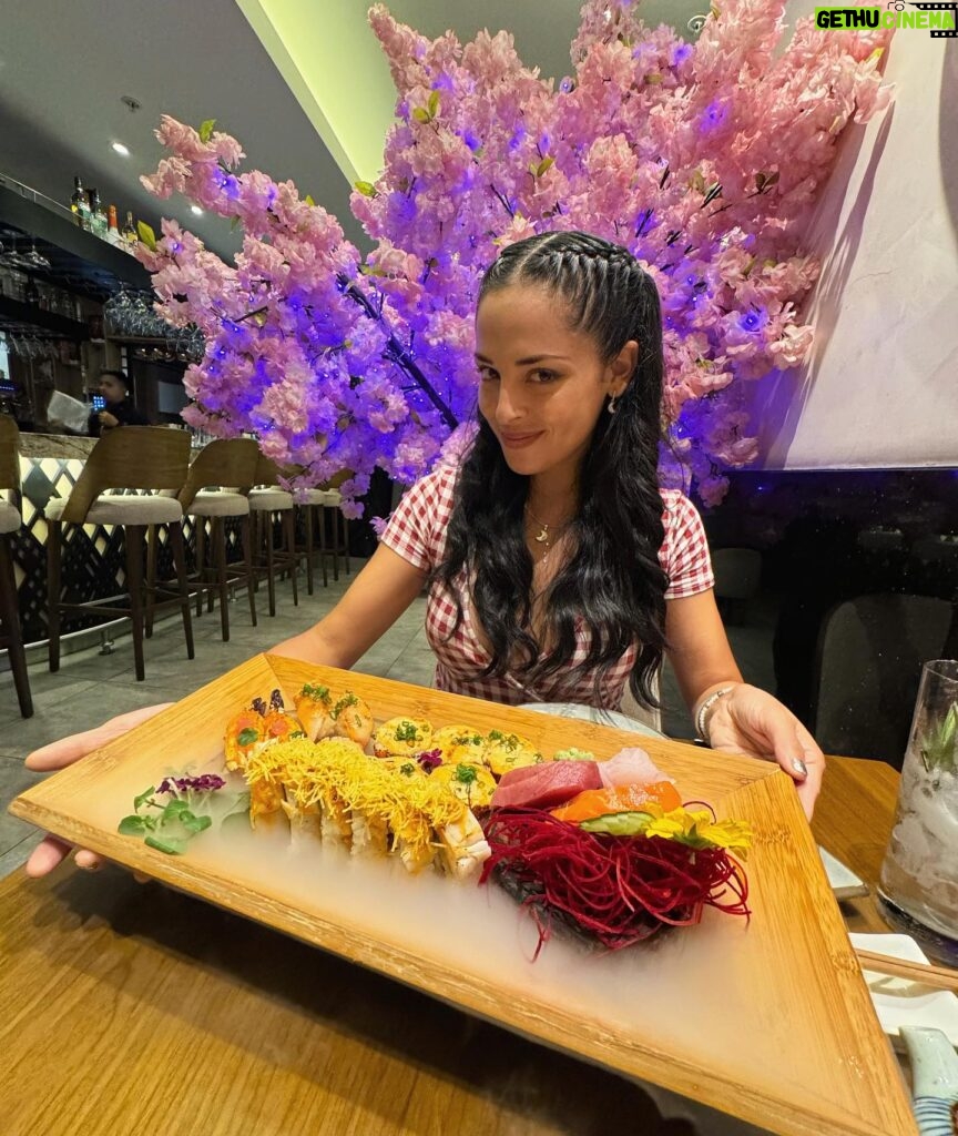 Andrea Luna Instagram - Esta experiencia fue tan divertida y colorida que quiero compartirles por aquí mi visita a @nagoya_peru 🍣 que deliciosos platos 🥂✨🎏 #soyamantedelsushi Hr @toquexestetica ✨