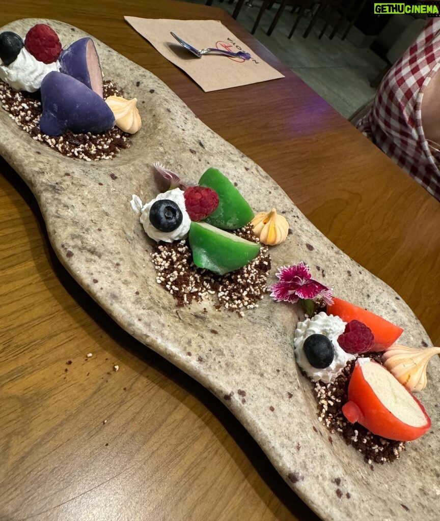 Andrea Luna Instagram - Esta experiencia fue tan divertida y colorida que quiero compartirles por aquí mi visita a @nagoya_peru 🍣 que deliciosos platos 🥂✨🎏 #soyamantedelsushi Hr @toquexestetica ✨