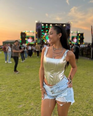 Andrea Luna Instagram - Primera parada de @selvamonos_festivales 🦜🌴por @htaentertainment @tolentinohugo 👏🏻👏🏻👏🏻 
Vienen muchas sorpresas 😄
@lunaprojectsmanagement 
Hr @toquexestetica ❤️
📸 @emetcordova 💕💕