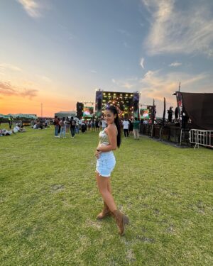 Andrea Luna Instagram - Primera parada de @selvamonos_festivales 🦜🌴por @htaentertainment @tolentinohugo 👏🏻👏🏻👏🏻 
Vienen muchas sorpresas 😄
@lunaprojectsmanagement 
Hr @toquexestetica ❤️
📸 @emetcordova 💕💕