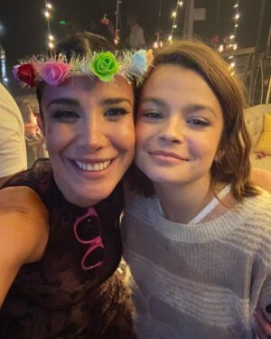 Andrea Rincón Instagram - Desparramando facha con mi amado amigo @gastonpauls22 en el cumple de la hermosa y talentosa @munapauls. Felicitaciones a los papis!! @agustinacherriok y Gasty!! 💙💙 Que tengas una vida bendecida ser de Luz!!! Espero hayas tenido la noche que soñaste. Tus invitados la pasamos Súper!!! Gracias!!! 🙏🏾🙏🏾🙏🏾💙💙🦋🦋 Grosa @claudiavillafaneok te luciste una vez más!! 👏🏾👏🏾👏🏾

Gracias @cynthiamartos por la pilcha 
@meryfolgar por el MakeUp y pelo 
@caromarafioti por el Styling 
@ferrarocalzados por las botas 
Y @lolamembrillo por hacerme reír toda la noche!! 😂😂😂☺️