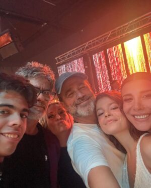 Andrea Rincón Instagram - Desparramando facha con mi amado amigo @gastonpauls22 en el cumple de la hermosa y talentosa @munapauls. Felicitaciones a los papis!! @agustinacherriok y Gasty!! 💙💙 Que tengas una vida bendecida ser de Luz!!! Espero hayas tenido la noche que soñaste. Tus invitados la pasamos Súper!!! Gracias!!! 🙏🏾🙏🏾🙏🏾💙💙🦋🦋 Grosa @claudiavillafaneok te luciste una vez más!! 👏🏾👏🏾👏🏾

Gracias @cynthiamartos por la pilcha 
@meryfolgar por el MakeUp y pelo 
@caromarafioti por el Styling 
@ferrarocalzados por las botas 
Y @lolamembrillo por hacerme reír toda la noche!! 😂😂😂☺️