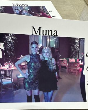 Andrea Rincón Instagram - Desparramando facha con mi amado amigo @gastonpauls22 en el cumple de la hermosa y talentosa @munapauls. Felicitaciones a los papis!! @agustinacherriok y Gasty!! 💙💙 Que tengas una vida bendecida ser de Luz!!! Espero hayas tenido la noche que soñaste. Tus invitados la pasamos Súper!!! Gracias!!! 🙏🏾🙏🏾🙏🏾💙💙🦋🦋 Grosa @claudiavillafaneok te luciste una vez más!! 👏🏾👏🏾👏🏾

Gracias @cynthiamartos por la pilcha 
@meryfolgar por el MakeUp y pelo 
@caromarafioti por el Styling 
@ferrarocalzados por las botas 
Y @lolamembrillo por hacerme reír toda la noche!! 😂😂😂☺️