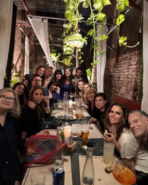 Andrea Rincón Instagram - Feliz cumple para miiii!!!! Gracias amiga hermana una vez más por este cumpleaños hermoso con tanto amor!! @celesterothok  Gracias @casa.povera por la excelente atención. A @herederogin. A @radaeventos y @fedepereyra08 por musicalizar una noche soñada. A @goutglutenfree por la torta de todos los años. A mi familia y amigos por estar siempre ahí firme como rulo de estatua en las buenas y en las malas. Gracias Dios por hacerme la mujer más afortunada y bendecida de este planeta y cuidarme tanto, tanto , tanto… 
Gracias @movilpressfotos por los fotones!!!
 Gracias @cynthiamartos por vestirme 
Gracias @sochiherrera por Make Up y pelo 
Gracias @ferrarocalzados por las botas 
Gracias @citynailsba 
Gracias @laskatz por las cascada de collares y los aros
Gracias @caromarafioti por estar siempre para dejarme hermosa e irreconocible… GRACIAS TOTALES!!!