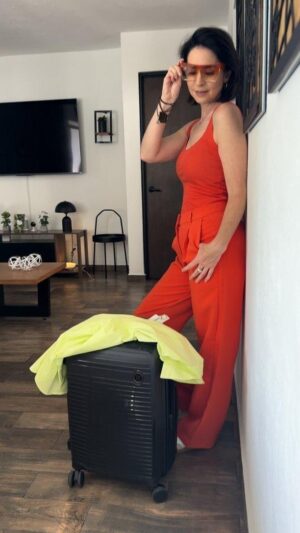 Andrea Torre Instagram - ¡Dijeron vacaciones! 🏃‍♀️😎

Yo super lista desde hace días para disfrutarlas al máximo en esta semana santa!! 

¿Ustedes como la están pasando?

Mi 👗#oldnavymx 

#vacaciones #sol #outfit #look #reels #ATH🍄