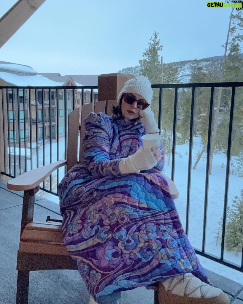 Andrea Torre Instagram - Cuando estás en la nieve y la vida empieza a sonar así… ☕️ ____ #ATH🍄 #andreatorre #nieve #vacaciones